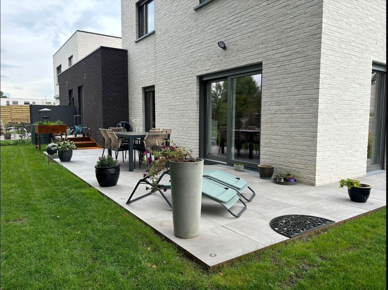 Terrasse et pelouse après aménagement par LGgarden